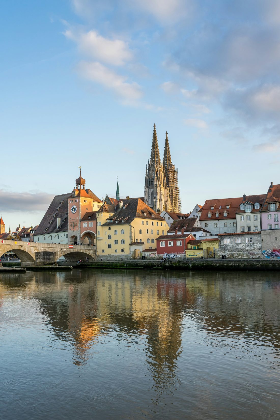 Regensburg — Steinerne Brücke und Dom St. Peter